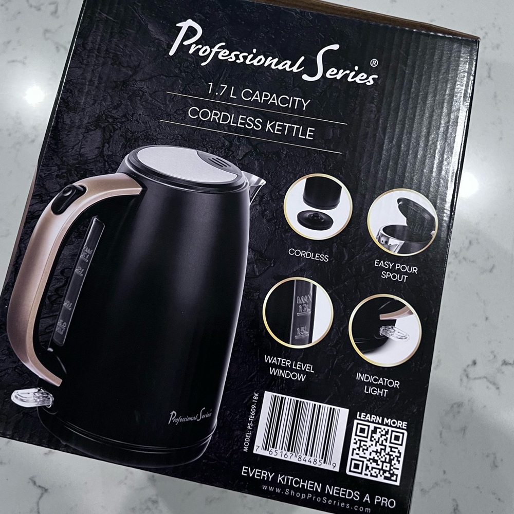 NWOT - Professional Series 18k Signature Series Cordless Kettle